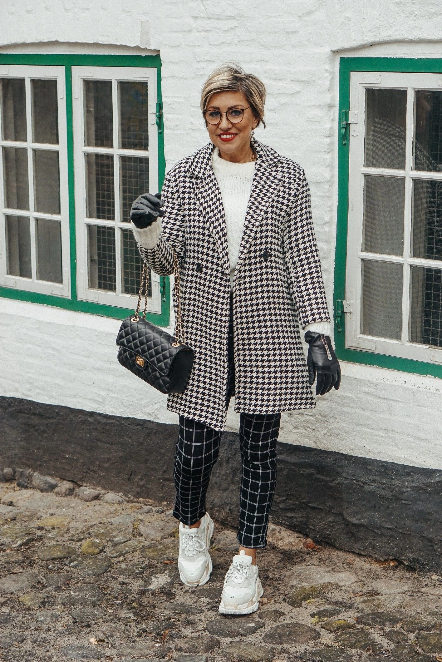 22 Checked Wool Coat Outfits for Women Over 40 for Winter Travel That Are Smart, Warm and Effortless 5 Checked Wool Coat with Checked Trousers and White Trainers for a Cosy Winter Getaway