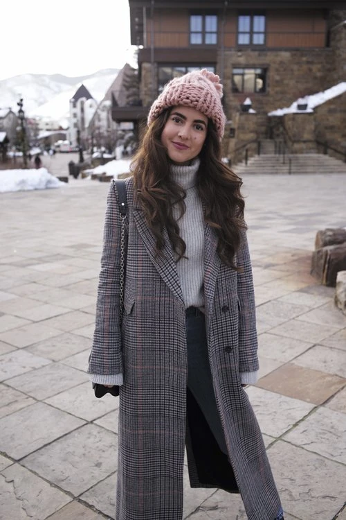 22 Checked Wool Coat Outfits for Women Over 40 for Winter Travel That Are Smart, Warm and Effortless 17 Checked Wool Coat with Black Trousers and Black Shoes for a Soft Winter Getaway