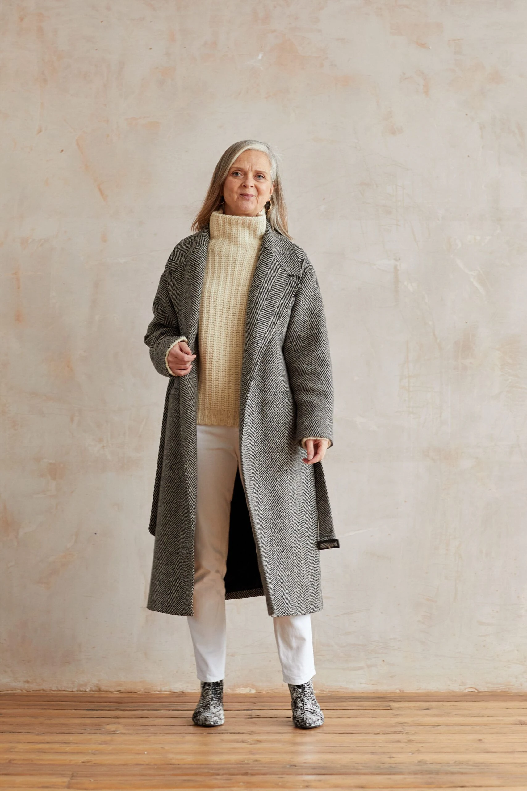 33 Grey Wool Coat Outfits for Women Over 40 for Winter Weekends That Are Cosy, Smart and Effortless 9 Grey Wool Coat with Cream Trousers and Patterned Shoes for a Bright Winter Weekend