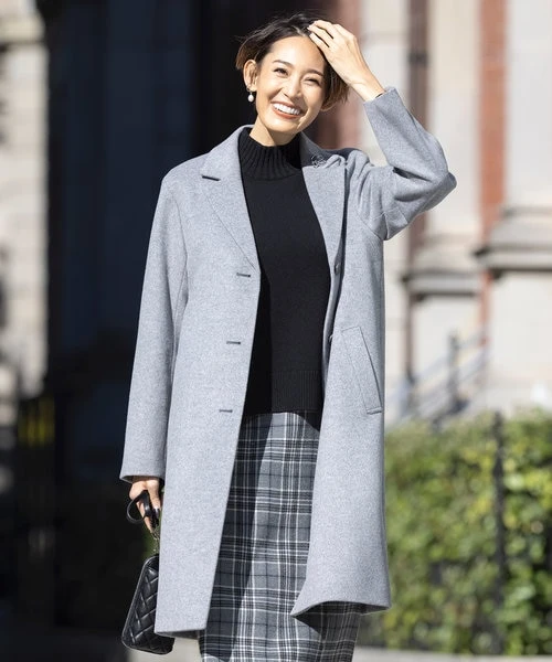 33 Grey Wool Coat Outfits for Women Over 40 for Winter Weekends That Are Cosy, Smart and Effortless 10 Grey Wool Coat with a Plaid Skirt and Black Boots for a Weekend Shopping Trip