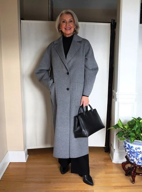 33 Grey Wool Coat Outfits for Women Over 40 for Winter Weekends That Are Cosy, Smart and Effortless 19 Grey Wool Coat with Black Wide-Leg Trousers and Black Shoes for a Smart Weekend Lunch