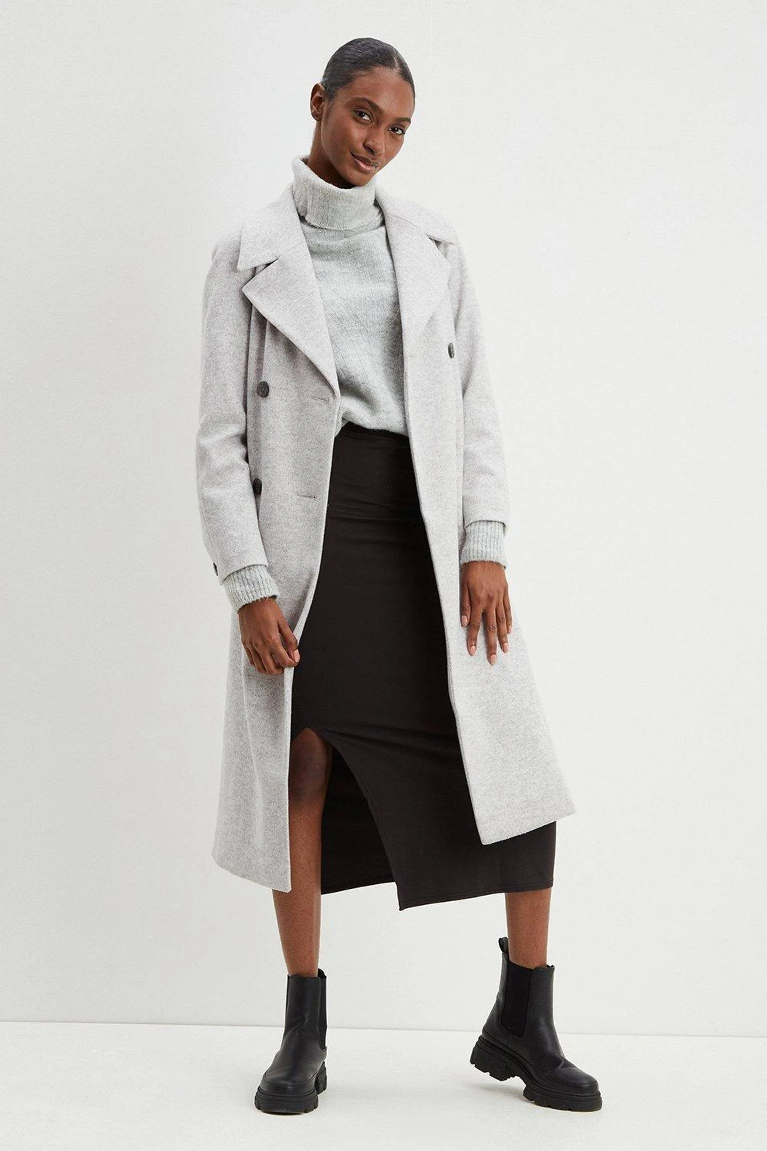 33 Grey Wool Coat Outfits for Women Over 40 for Winter Weekends That Are Cosy, Smart and Effortless 31 Grey Wool Coat with a Black Skirt and Black Boots for a Relaxed Weekend Wander