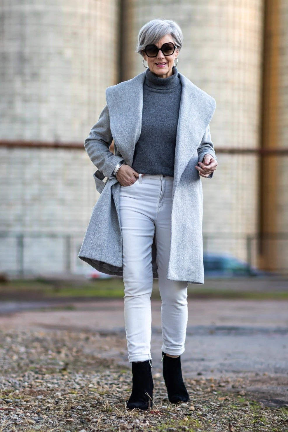 30 Long Wool Coat Outfits with Boots for Women Over 40 for Cold Walks That Are Warm, Smart and Effortless 9 Long Grey Wool Coat with White Jeans and Black Ankle Boots for a Bright Winter Walk