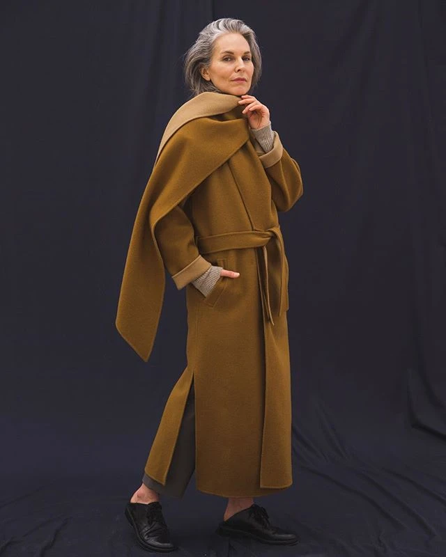 25 Wool Wrap Coat Outfits for Women Over 40 for Winter Weddings That Are Warm, Elegant and Effortlessly Chic 15 Mustard Wool Wrap Coat with a Black Dress and Black Shoes for a Rustic Winter Wedding